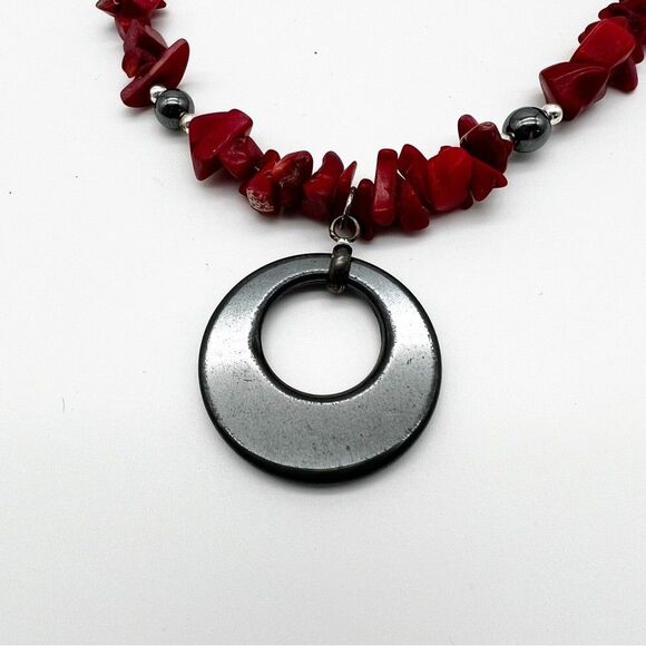 Red Stone Chip Gunmetal Gray Circle Pendant Fashion Necklace 15.5” - Picture 2 of 7